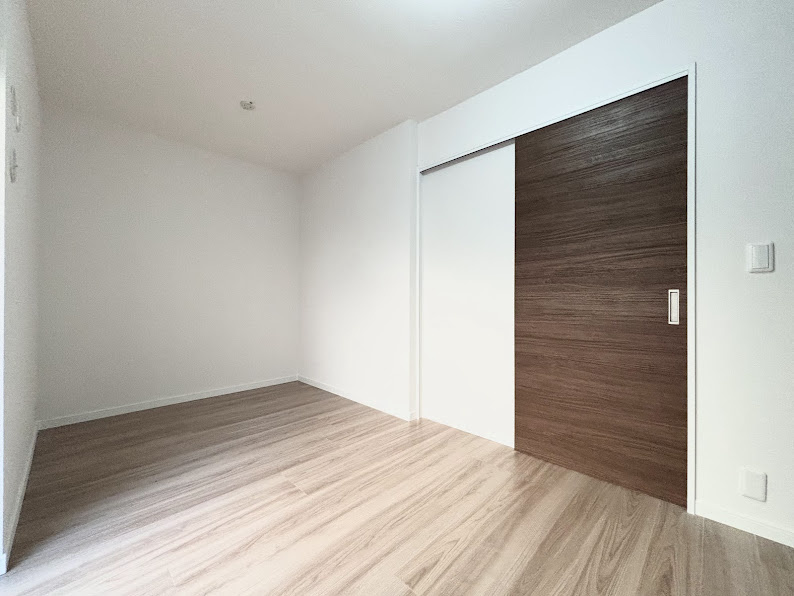 ◆室内はいつも明るい印象なので気持ちの良い朝を迎えられます。各部屋にはクローゼットを完備しており、収納が多いお家はすっきりして快適空間です。　