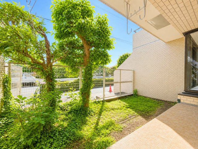 ◆お手入れのしやすいちょうどよいサイズ感のお庭付き。植栽や家庭菜園等多目的にご利用いただけるプライベート空間。　