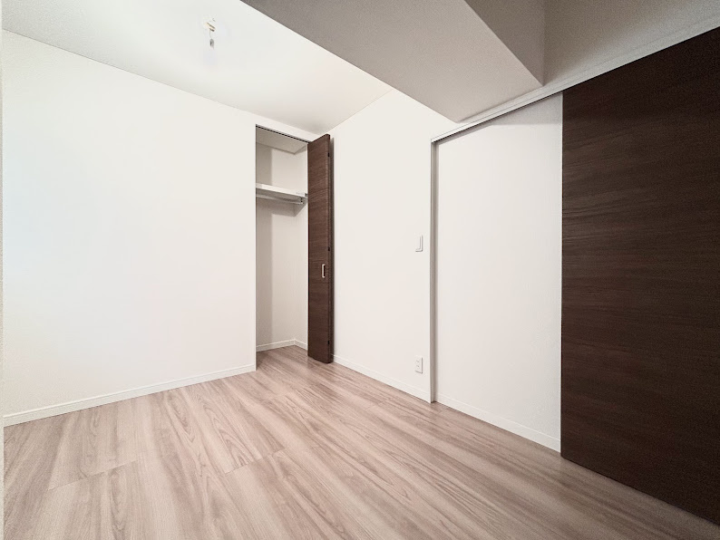 ◆室内はいつも明るい印象なので気持ちの良い朝を迎えられます。各部屋にはクローゼットを完備しており、収納が多いお家はすっきりして快適空間です。　