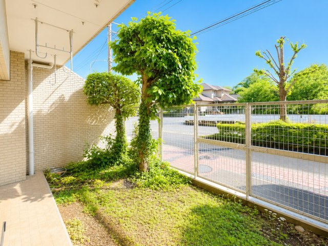◆お手入れのしやすいちょうどよいサイズ感のお庭付き。植栽や家庭菜園等多目的にご利用いただけるプライベート空間。　