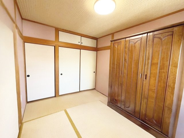 落ち着いた雰囲気の和室があり、くつろぎの空間としてお使いいただけます。