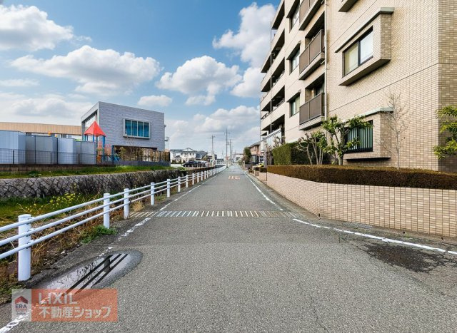 前面道路が広く、見通し良好です♪目の前に流れる小川のせせらぎに癒される自然豊かな住環境です！