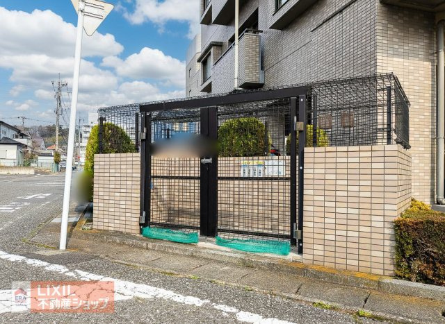 エントランスから出てすぐ右側に専用のゴミステーションがあります！