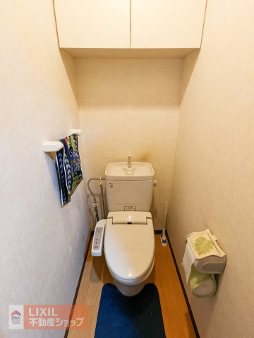 ウォシュレットが付いており、清潔で快適にご使用いただけます！上部に収納もきちんと付いています♪