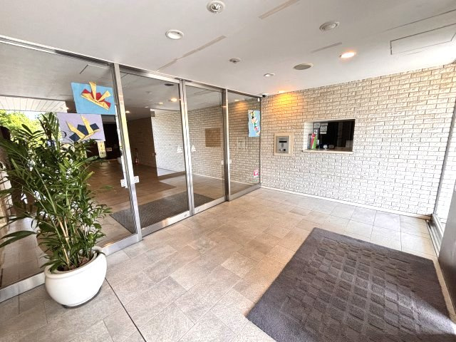 管理人室前　