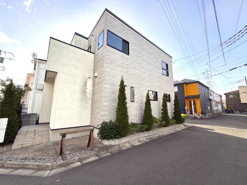 前面道路を含む現地写真です。