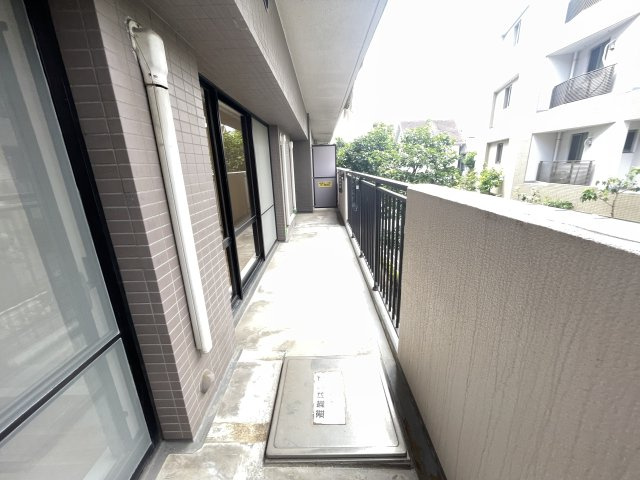 LDKと2つの洋室をつなぐ、広いバルコニー。洗濯物が沢山あっても安心です。　