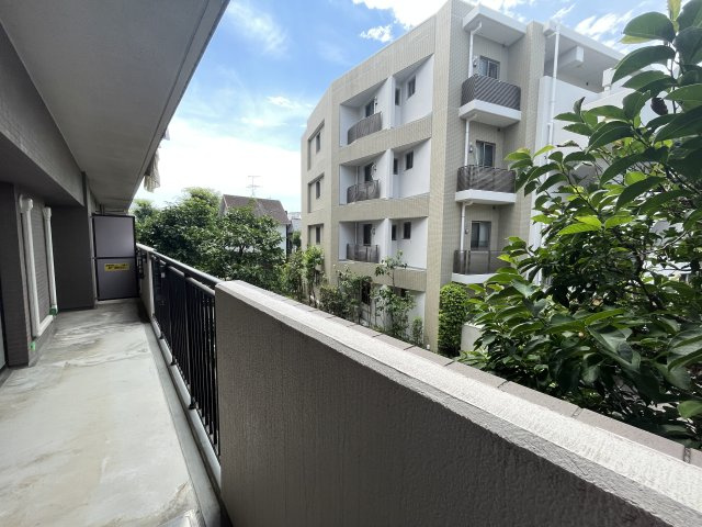 南西向きで陽当たり良好のバルコニーです。　