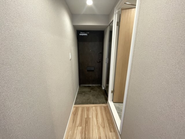 宅配等の受け取りの際にも、室内が見えない玄関で、防犯面も安心。　