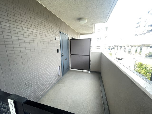 広いポーチがついた玄関。　