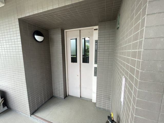 重たい荷物を持っていても、エレベーターがあれば安心です。　