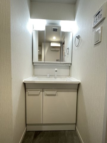 三面鏡付きの洗面台で朝の身支度もバッチリです。　