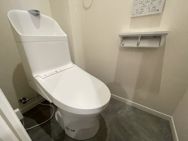 温水洗浄便座付きの清潔感あるトイレは、落ち着いた空間に。　