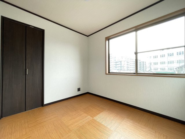 約3.7帖の洋室。ワークスペースや子供部屋としても