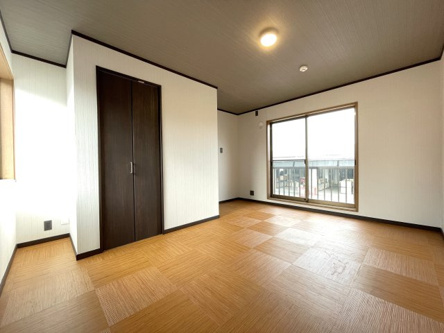 約8帖の広々した洋室。ダブルベッドを置いても余裕のある広さです。