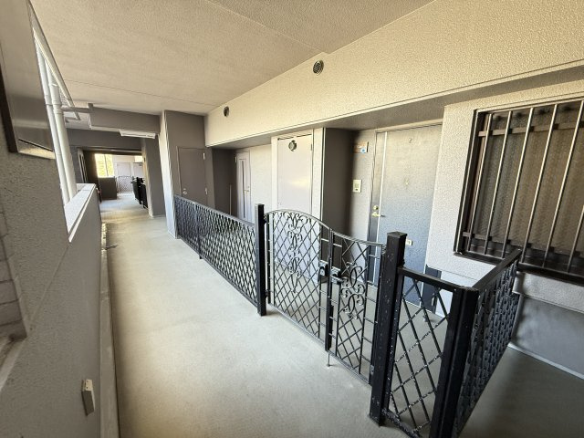 住戸前には柵で仕切られたプライベートポーチを設けています。共用廊下から一歩奥まった配置のため、外部から室内が見えにくくプライバシーにも配慮されています。ポーチ内はゆとりのある広さがあります。