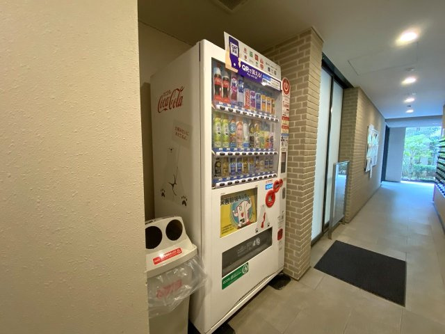 敷地内に便利な自動販売機を設置。マンションの敷地内にあるため、お天気が悪い日や夜間でも外に出ることなく気軽にお飲み物を購入できます。日常のちょっとした場面で活躍する嬉しい共用設備の一つです。