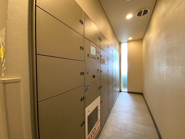 不在時でもお荷物が受け取れる宅配ボックスです。共働きのご家庭や外出が多い方、ネット通販をよく利用される方にも大変便利。対面なしで受け取れるためセキュリティ面でも安心感のある現代の必須設備です。