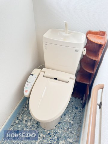 温水洗浄暖房便座付き。手すりがついて、年配の方でも安心です。