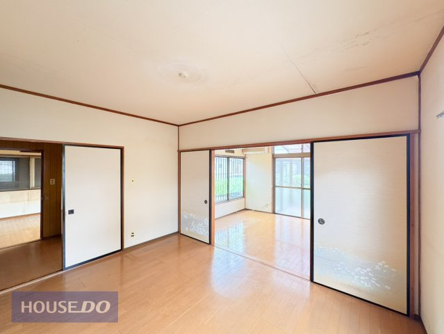 和室は洋室に変更されております。床は綺麗な状態です。