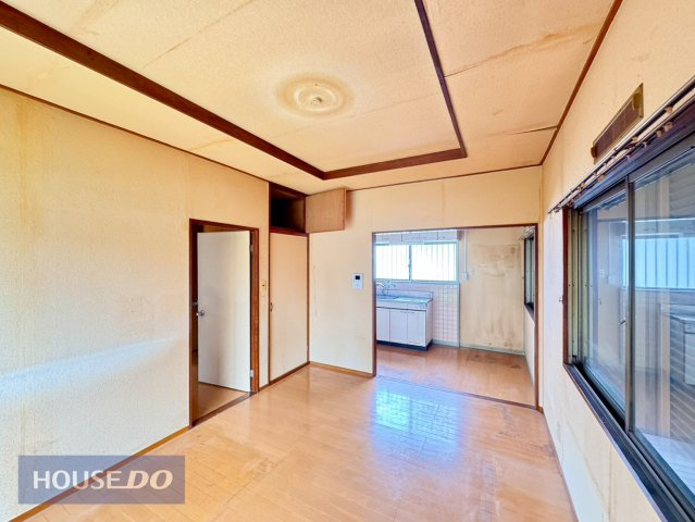 キッチンとつながったエアコン付き洋室。周辺は閑静な住環境です。クロスの張替えは必要になるかもしれません。