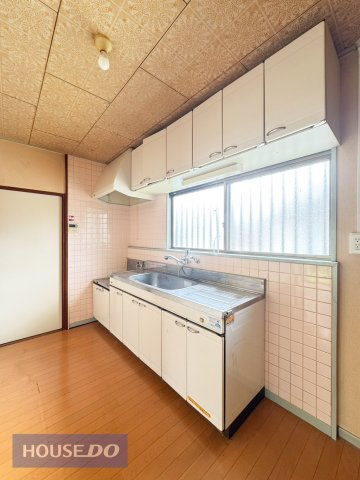 壁付けタイプで作業スペースが広く、料理も楽しくなりますね！
