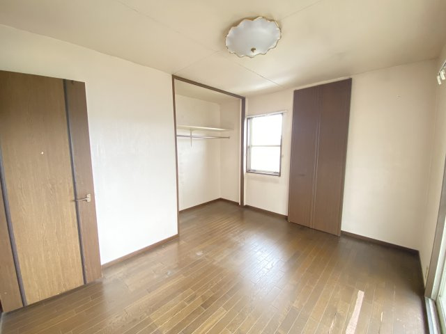 シンプルで使いやすい洋室は、クローゼット収納を備え、衣類や荷物をすっきりと整理可能。窓からやさしい光が差し込み、心地よい空間を演出します。寝室や書斎、趣味の部屋としても幅広く活用できる一室です。