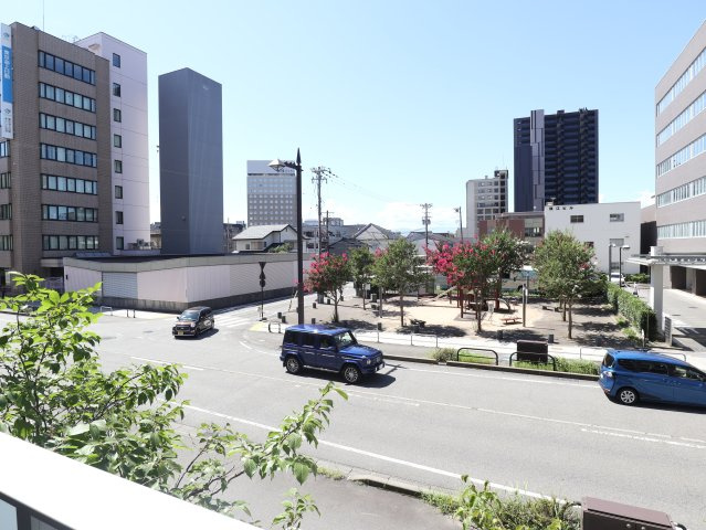 前面に広い道路がある為、将来的に日当たりの変化が起きにくい立地条件です。道路を挟んだところに公園があり、小さなお子様もすぐに遊びに行くことが出来ます。