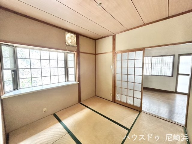 ■1階　和室4.5帖　出窓があり開放感を感じながらくつろげます♪急な来客時やお子様の遊び場としても♪