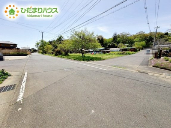 繁華街のようなにぎやかさがないため、車の音や話し声が少なく、静かな生活を望む人に適している閑静な住宅地！