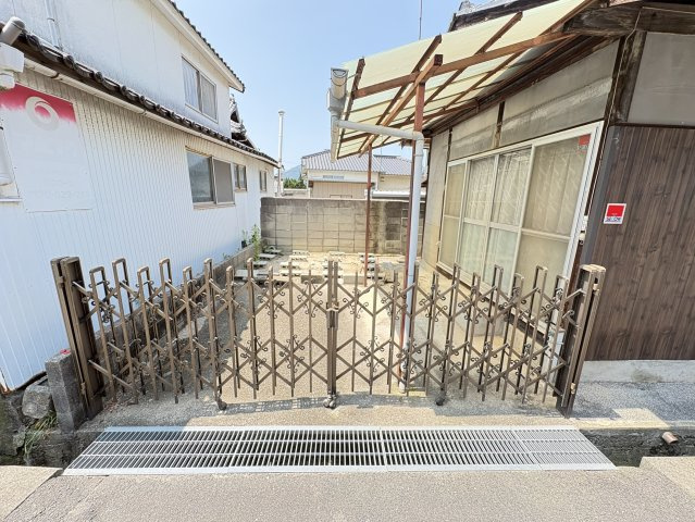 敷地内には駐車スペースを確保しており、大切なお車を敷地内で管理できます。車の出し入れもスムーズです。来客時の一時駐車や自転車・バイク置場としても活用でき、暮らしにゆとりをもたらす使い勝手の良いスペース