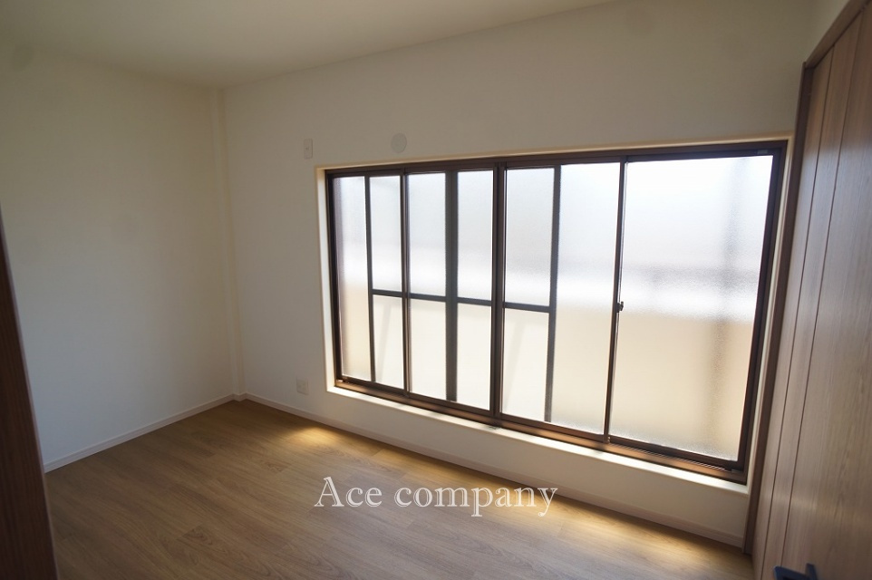【3階：洋室5.6帖】ワイドサッシ☆バルコニーに面したお部屋です☆