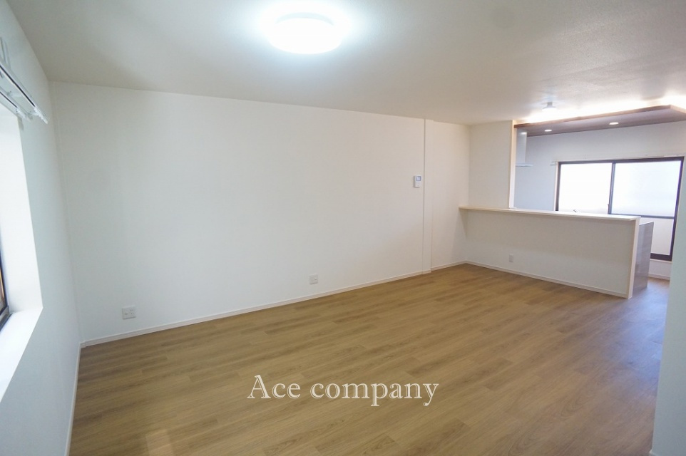 【LDK：広々19帖！】クロス全面貼替え、床フロアタイル上張り、水廻り設備一新、建具新調、スイッチ＆コンセント交換済みです☆