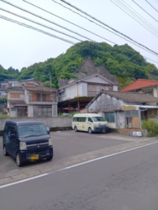 全体写真：南側道路からの写真（北側土地と南側土地）奥の2棟、手前の1棟　※手前の駐車場は関係ないです。