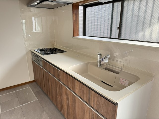 ～新規交換済、使い勝手の良いシステムキッチン（LIXIL製）～