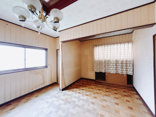 ■洋室｜2階洋室には大きな窓をご用意しています。日中はあたたかな日差し差し込み自分時間も充実できますね＾＾