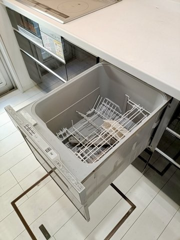 【食洗器】　手肌に優しく、家事の時短にもなる食洗機を完備。