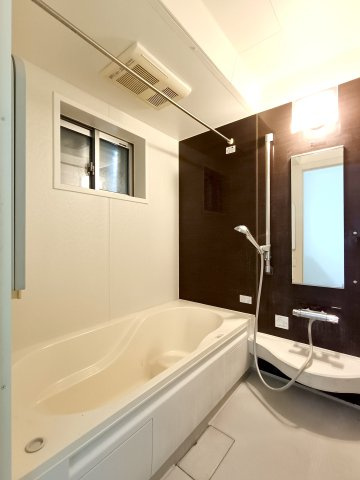 【浴室】　窓があり、自然換気もできるバスルーム。