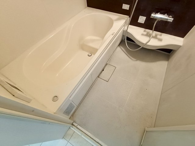 【浴室】　一日の疲れを癒す貴重なリラクゼーションスペース。ゆっくりとした時間を過ごせるゆとりあるバスルームです。