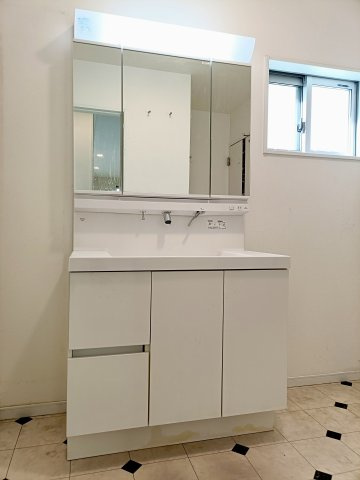 【独立洗面化粧台】　白で統一された洗面所は明るく、お化粧の塗りムラも防いでくれそうです。