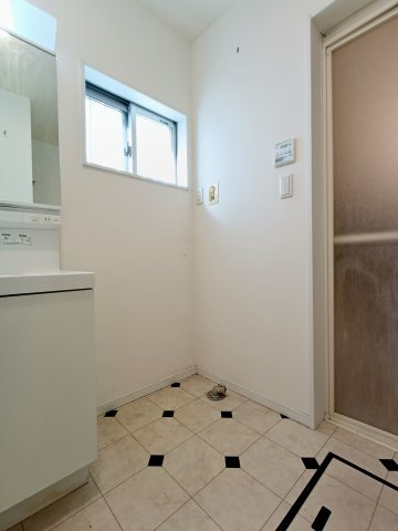 【室内洗濯機置き場】　浴室の隣にあるため、使いやすいです。