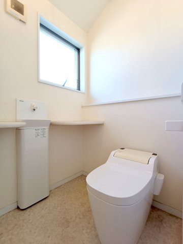 【2階トイレ】　タンク一体型でお手入れも楽々です。　