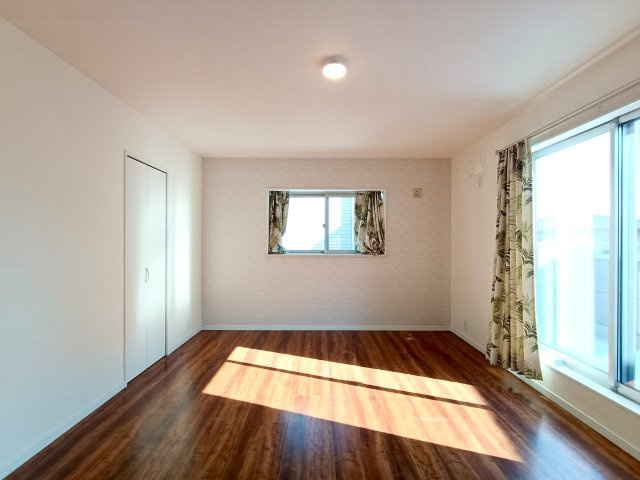 【洋室約10帖】　落ち着いたカラーコーディネートの室内。インテリアやファブリックで、お好みのテイストデザインを取り入れて頂けます。