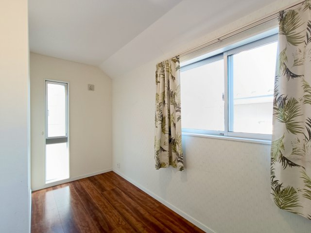 【洋室約5帖】　在宅ワークをするスペースとしてもお使いいただけます！