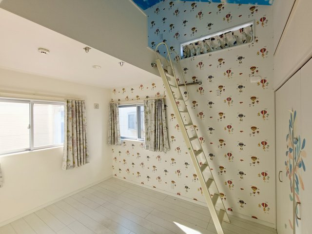 【洋室約6帖】　かわいいアクセントクロスで、お子様も楽しく過ごせます！