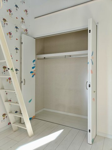 【洋室約6帖　収納】　ワイドなクローゼットを備え、衣類などをたっぷり収納可能。