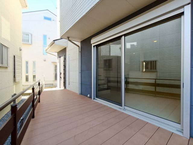 【ウッドデッキ】　庭に面したウッドデッキでバーベキューやプール遊びも出来そうです。