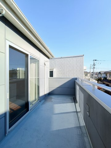 【バルコニー】　充分な広さが確保されたバルコニー。