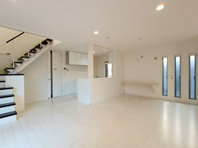 【LDK約21帖】　明るい雰囲気のリビングは家族の笑い声が聞こえてきそうな程、心地の良い空間を演出してくれます。