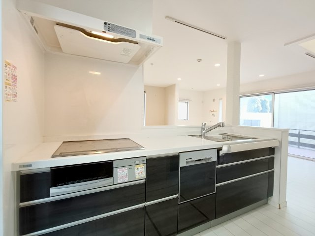 【キッチン】　料理がしやすいシステムキッチン！より効率的に、楽しくお料理できるキッチンです。